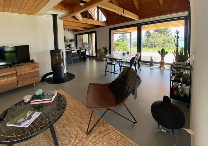 Rénovation Minergie d'une maison jumelée à Lugnorre: intérieur modernisé avec poêle à bois