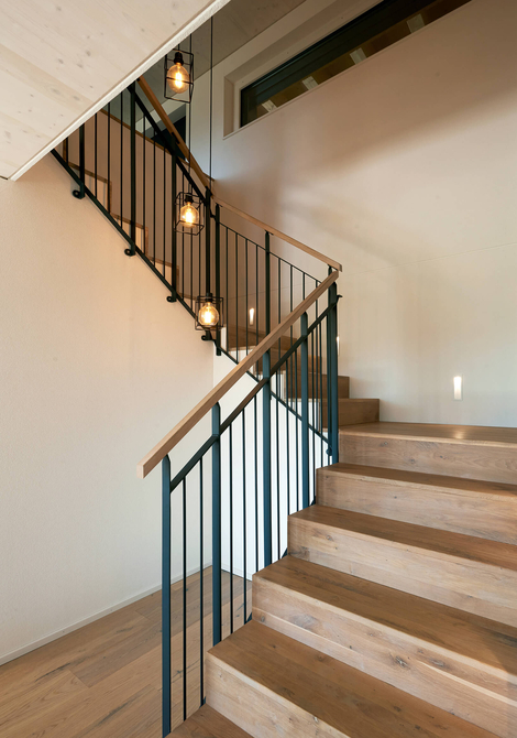 Maison passive en bois à Surpierre(FR): intérieur confortable et moderne avec escaliers bois