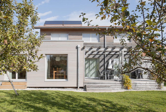 Agrandissement d'une maison familiale passive avec une annexe en bois