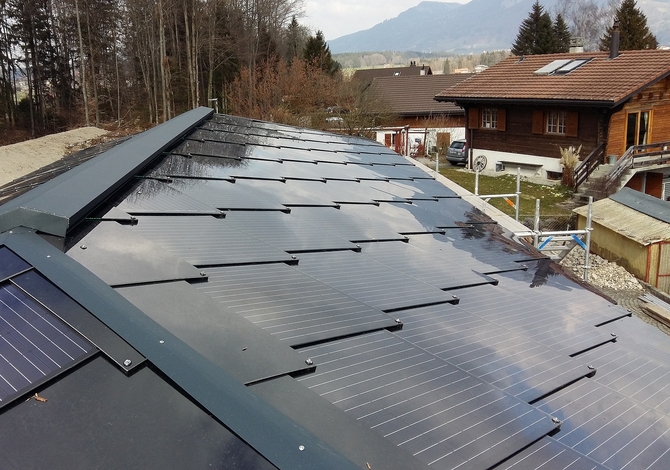 Rénovation énergétique Minergie d'une maison des années 50 en Gruyère à Fribourg: panneaux photovoltaïques sous forme de tuiles