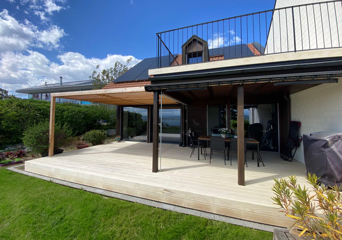 Rénovation Minergie d'une maison jumelée à Lugnorre: terrasse bois et panneaux photovoltaïques