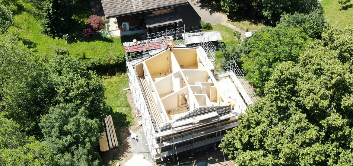 Construction d'une maison passive en bois en Valais: vue de la structure bois depuis le ciel