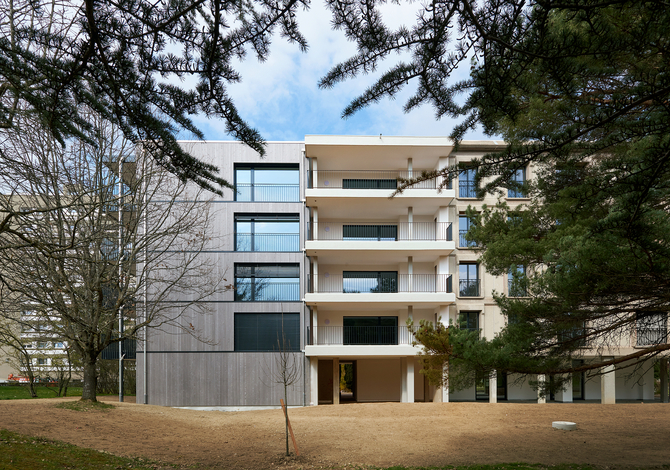 Rénovation énergétique Minergie d'un immeuble locatif des années 80 à Fribourg avec extension en bois