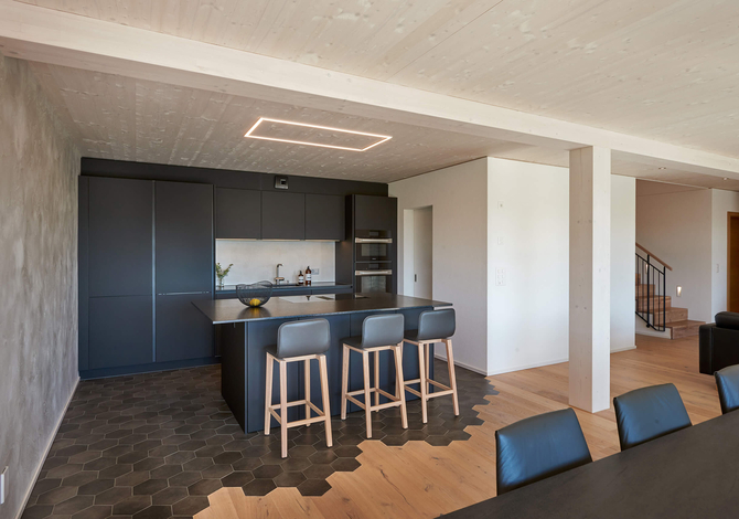 Maison passive en bois à Surpierre(FR): cuisine moderne avec îlot central