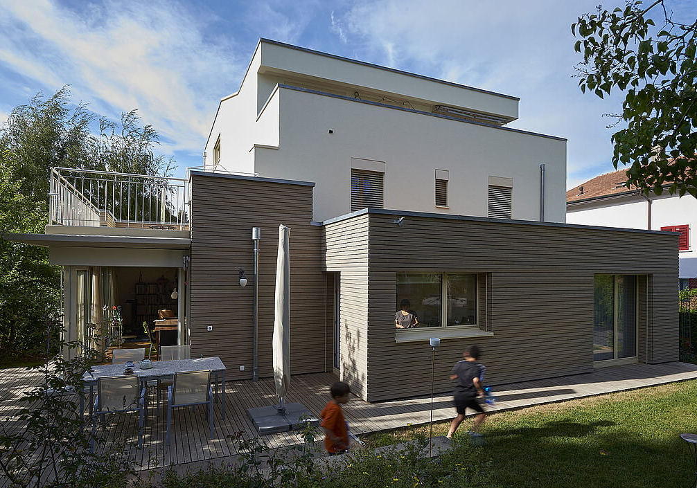 Surélévation en bois et rénovation Minergie d'une maison individuelle à Fribourg