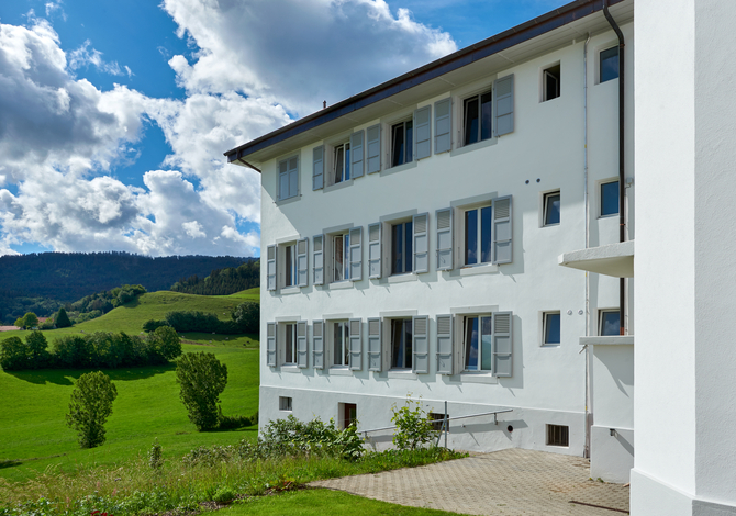 Rénovation énergétique du home des Peupliers à Oberried dans le canton de Fribourg: façades extérieures