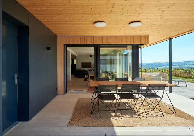 Maison passive en bois à Surpierre(FR): terrasse bois abritée des intempéries