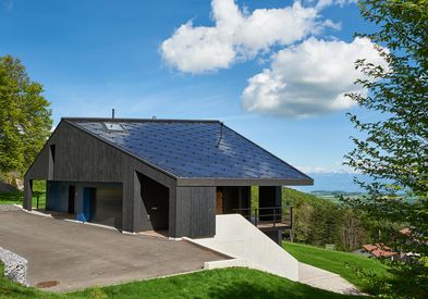 Maison fonctionnant uniquement au soleil grâce aux panneaux solaires photovoltaïques pour chauffer la maison, l'eau chaude et produire l'électricité du ménage