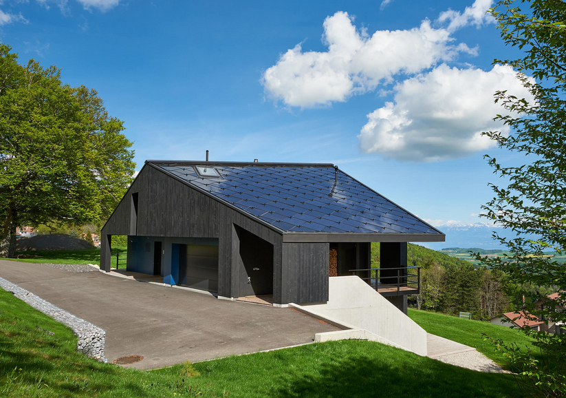 Maison autonome grâce aux panneaux solaires photovoltaïques pour chauffer la maison, l'eau chaude et produire l'électricité du ménage Maison autonome grâce aux panneaux solaires photovoltaïques pour chauffer la maison, l'eau chaude et produire l'électricité du ménage