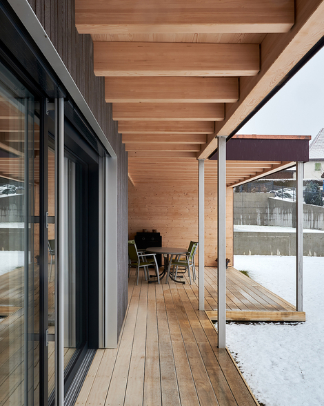 Maison passive à ossature bois à Semsales: terrasse couverte