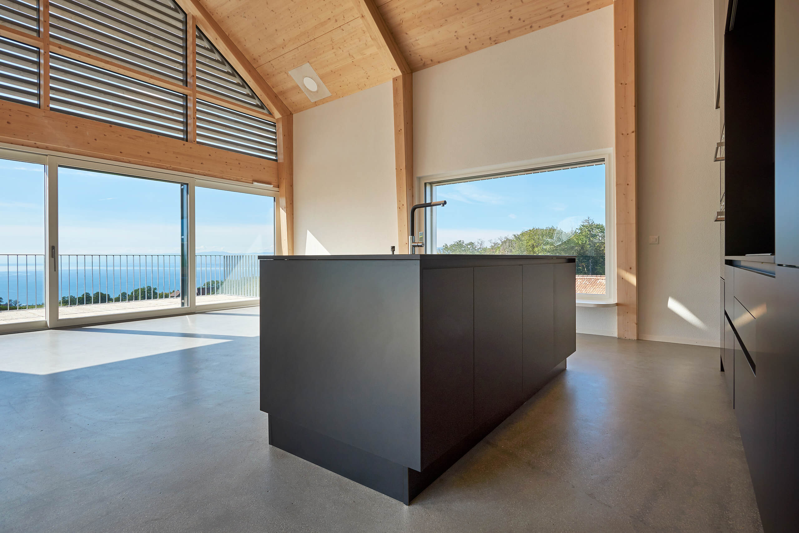 Cuisine et intérieur d'une maison bois contemporaine dans le Lavaux