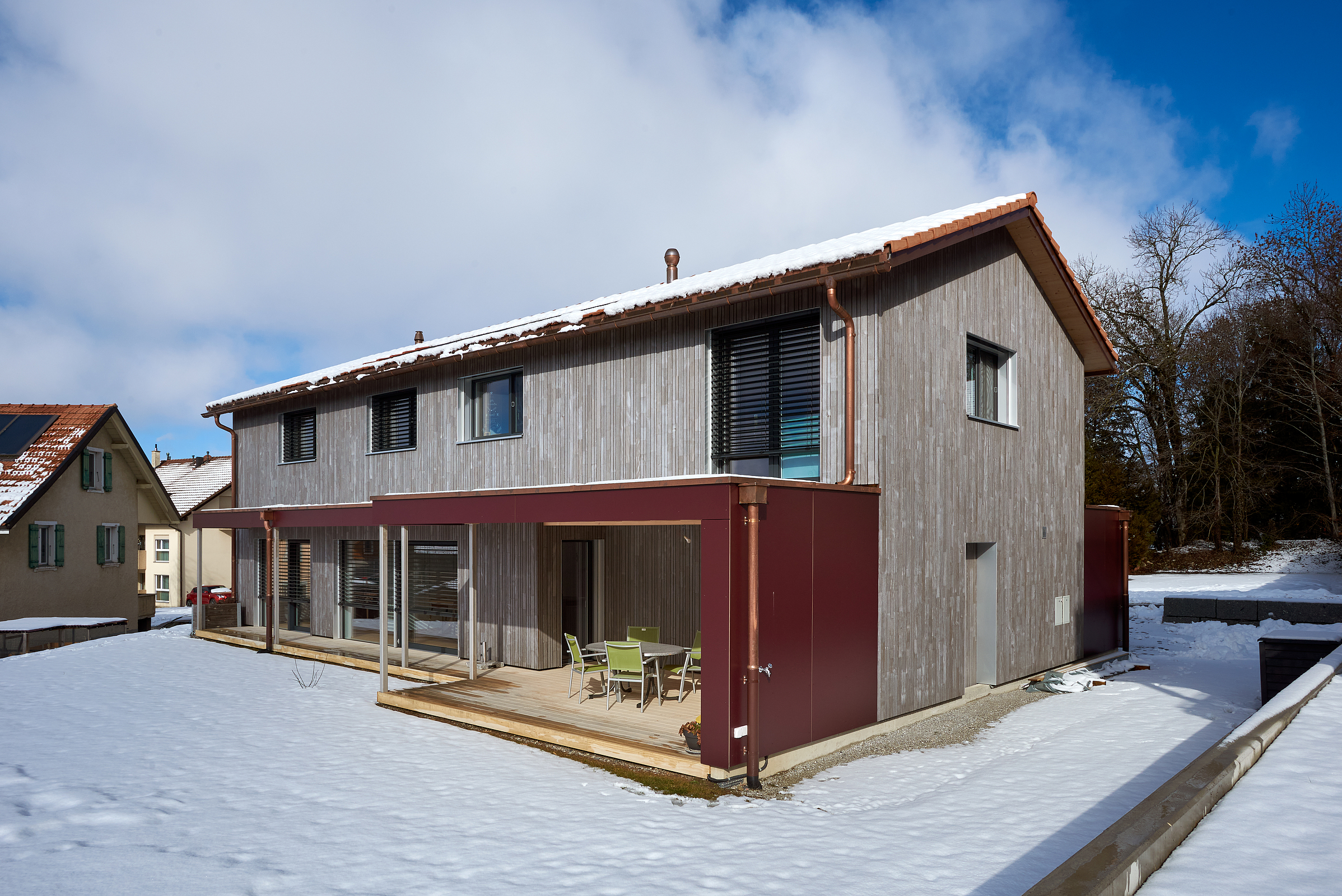 Maison passive à ossature bois à Semsales: façade bois sur jardin